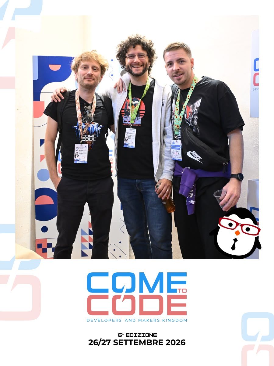 Tre uomini sorridenti con il badge della conferenza in posa davanti a un banner Come To Code, in una cornice fotografica con le date 26/27 settembre 2026